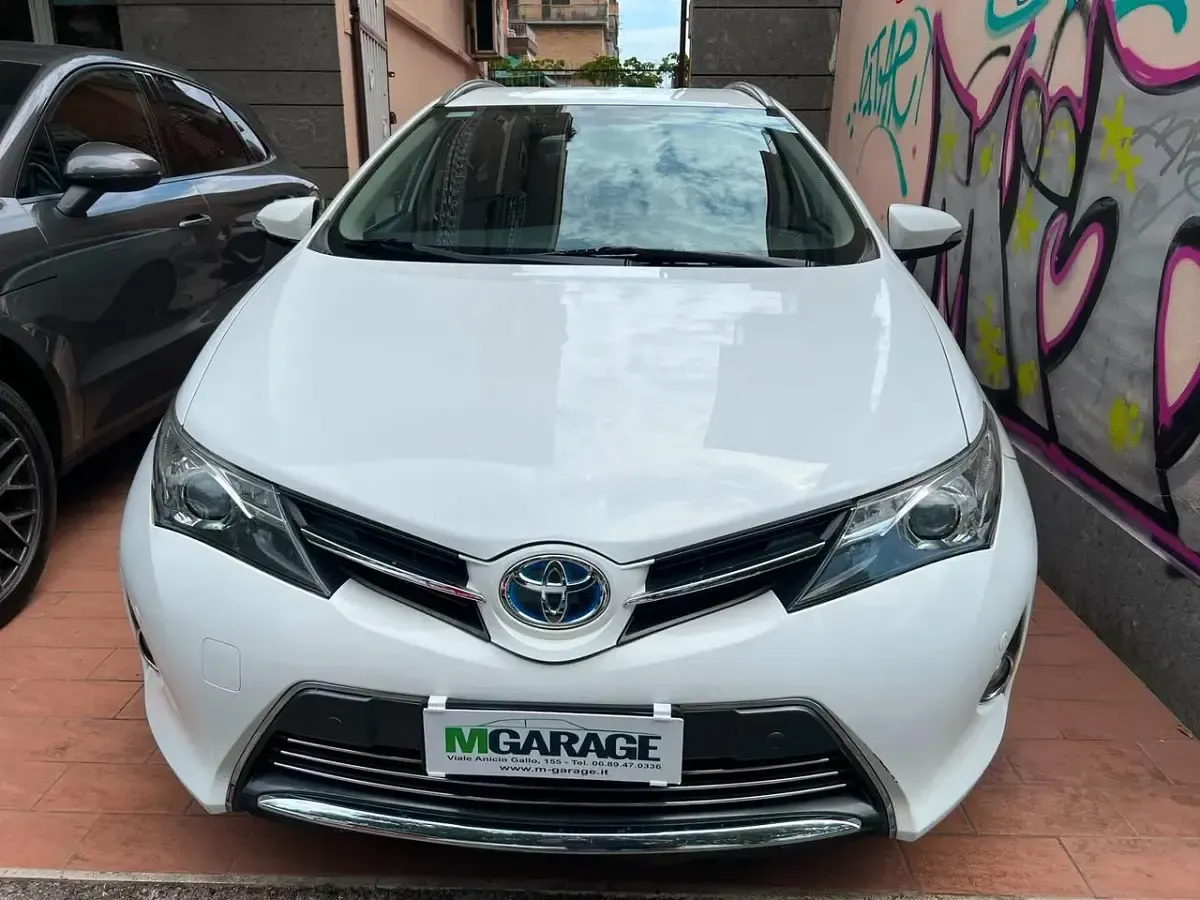 Usata Toyota Auris Hybrid Lounge 99 CV (72 kW) 2015 Bianco Station wagon