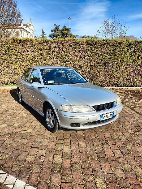 Grigio Usata 2000 Opel Vectra Edition Tre volumi | 2500 € - Immagine 1/4