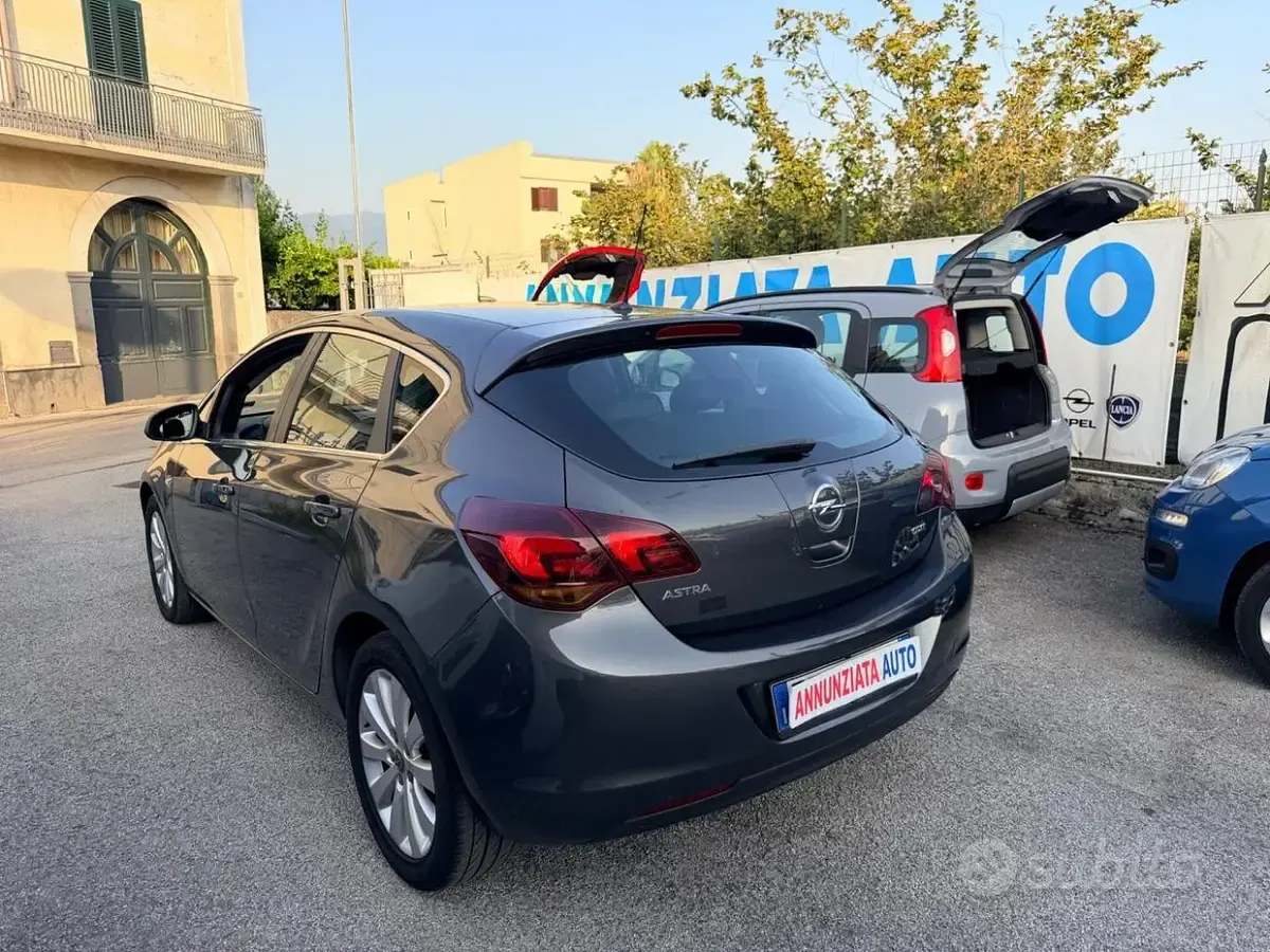 Usata Opel Astra Cosmo 110 CV (80 kW) 2010 Grigio Berlina