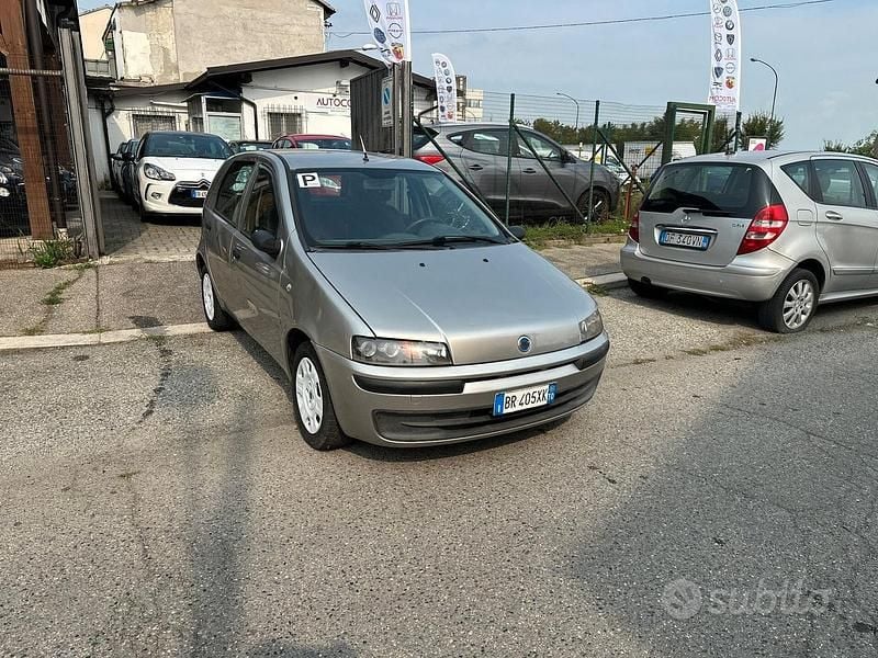 Usata Fiat Punto 80 CV (58 kW) 2002 Argento Utilitaria