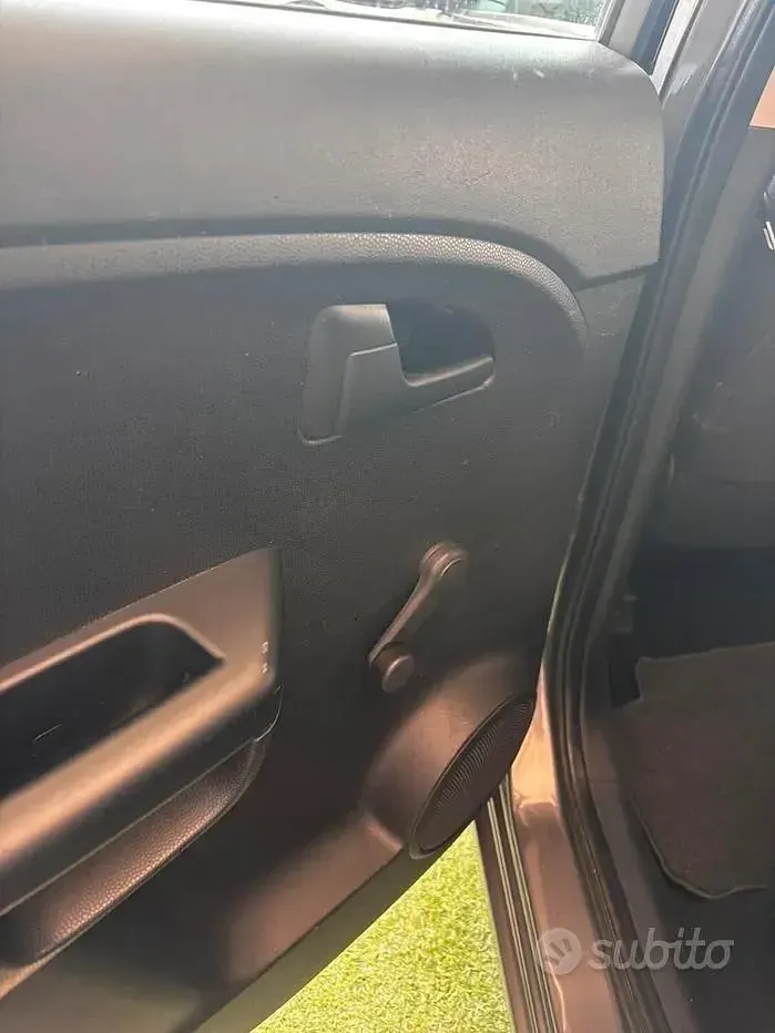 Usata Kia Venga LX 90 CV (66 kW) 2010 Grigio Utilitaria