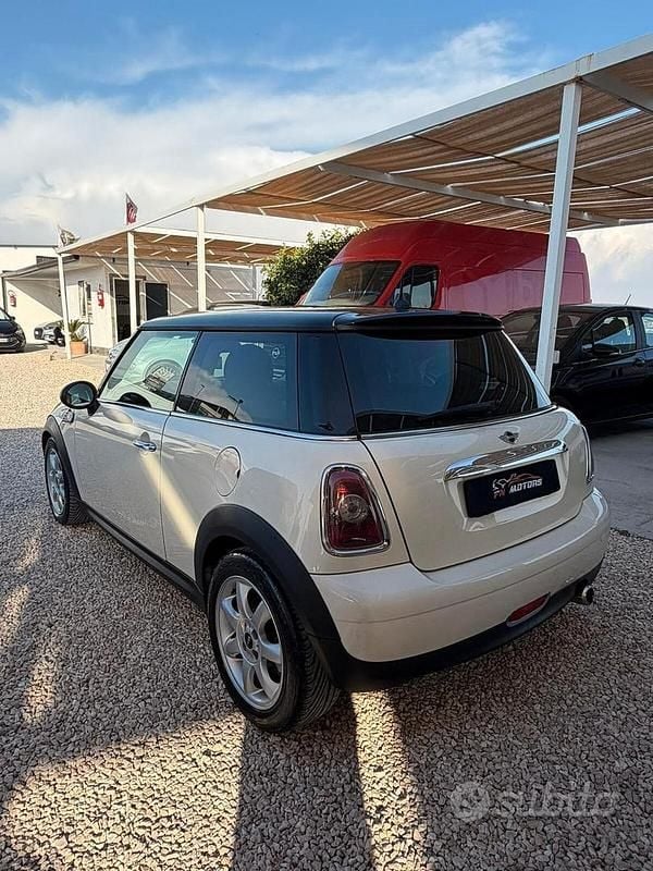 Usata Mini Cooper D 110 CV (80 kW) 2009 Beige Utilitaria