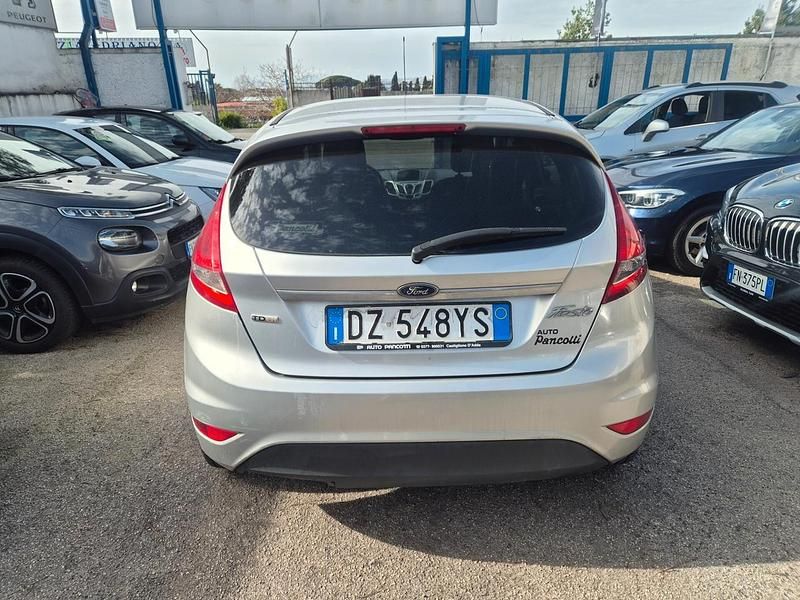 Usata Ford Fiesta Titanium 68 CV (50 kW) 2010 Argento Berlina