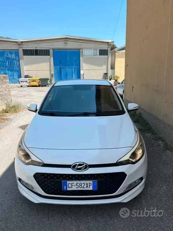 Usata Hyundai i20 75 CV (55 kW) 2015 Bianco Berlina