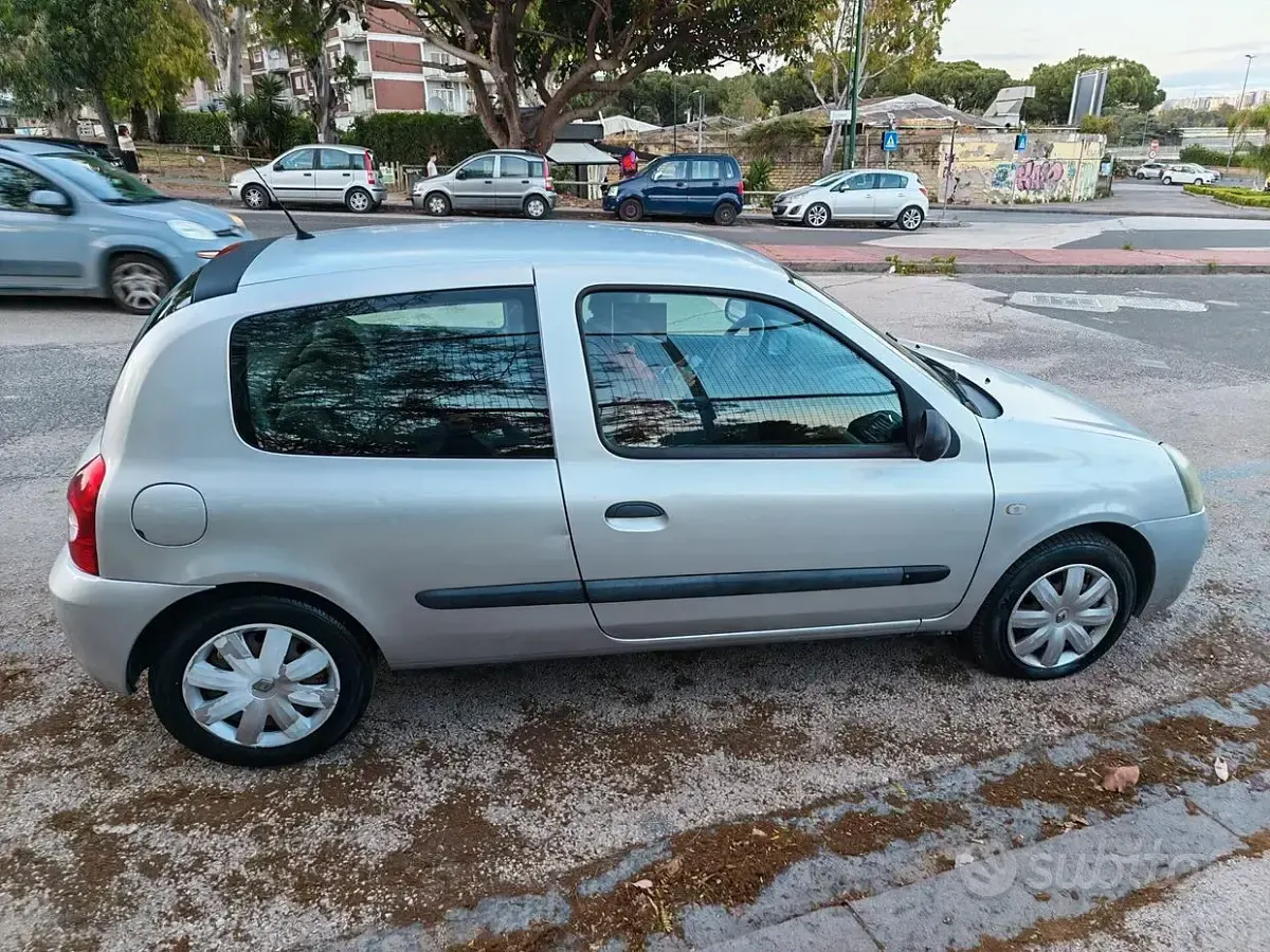Usata Renault Clio II 75 CV (55 kW) 2007 Grigio Berlina
