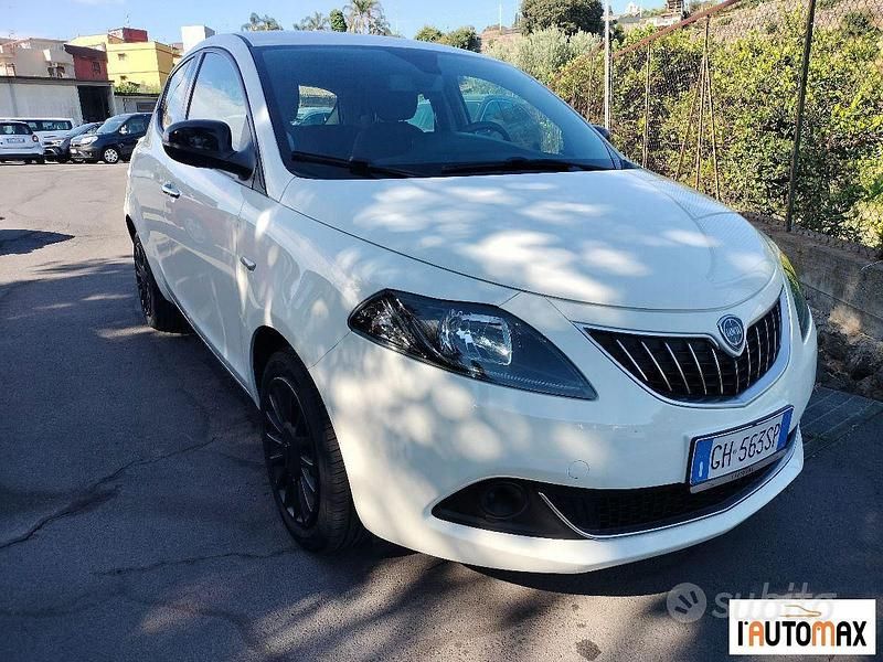 Usata Lancia Ypsilon Silver 70 CV (51 kW) 2022 Bianco Utilitaria