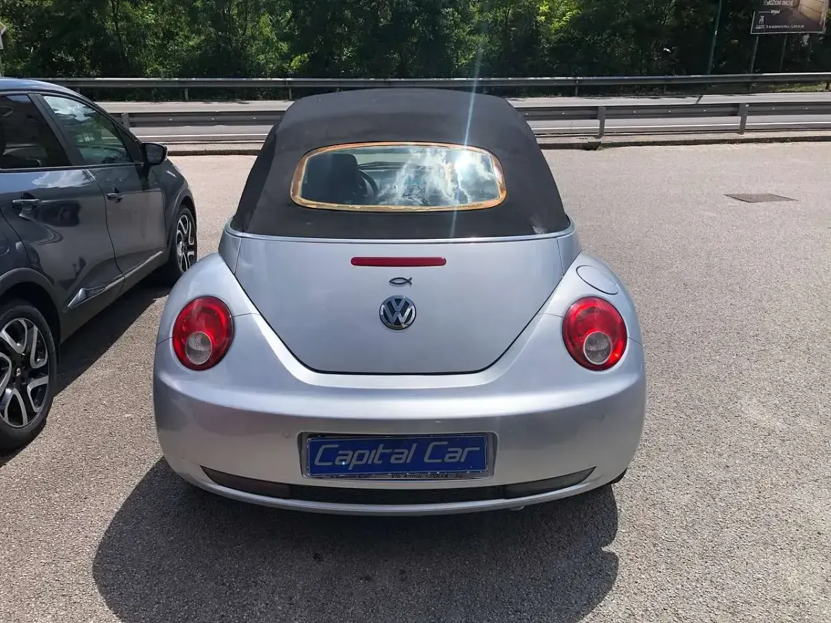 Usata VW New Beetle 105 CV (77 kW) 2007 Argento Utilitaria