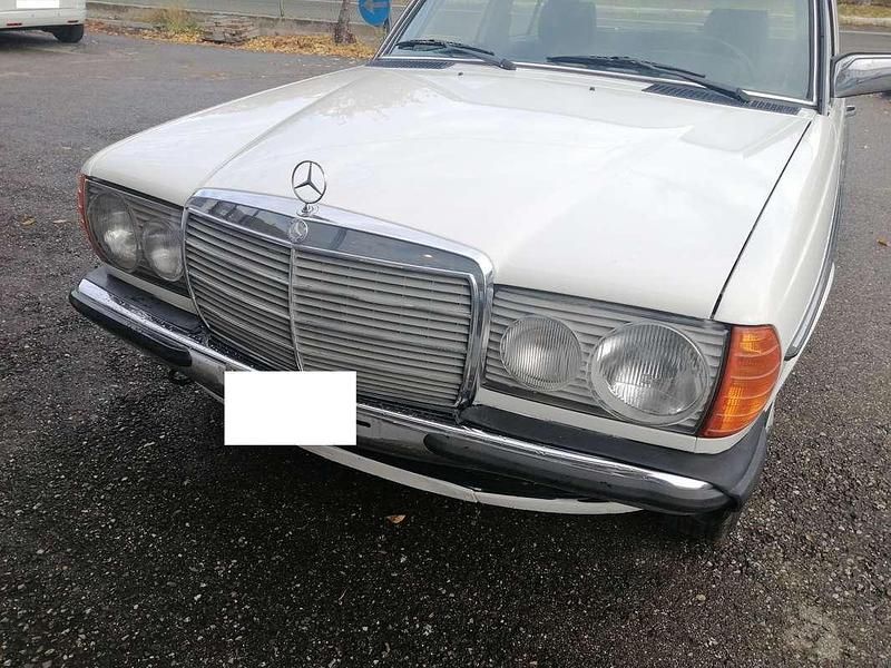 Usata Mercedes 200 109 CV (80 kW) 1981 Bianco Berlina