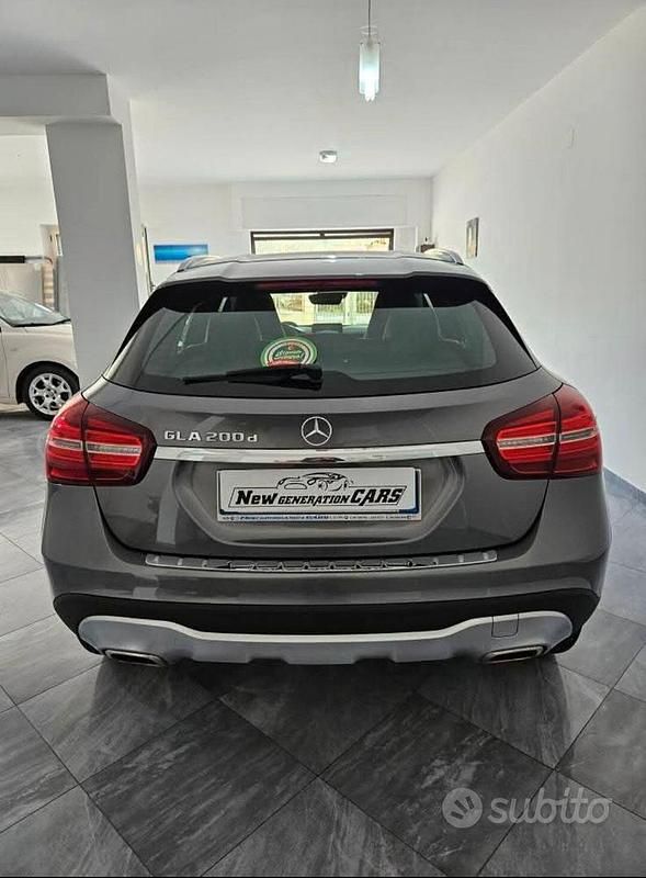 Usata Mercedes GLA200 135 CV (99 kW) 2017 Grigio SUV