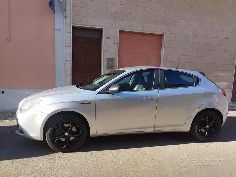 Grigio Usata 2011 Alfa Romeo Giulietta Tre volumi | 5000 € (Cara) - Immagine 1/4