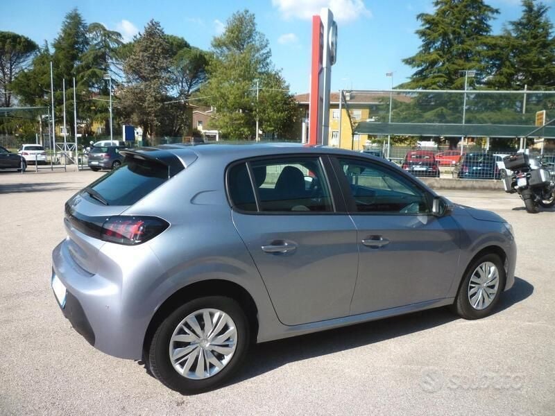Usata Peugeot 208 Active 102 CV (75 kW) 2021 Argento Utilitaria