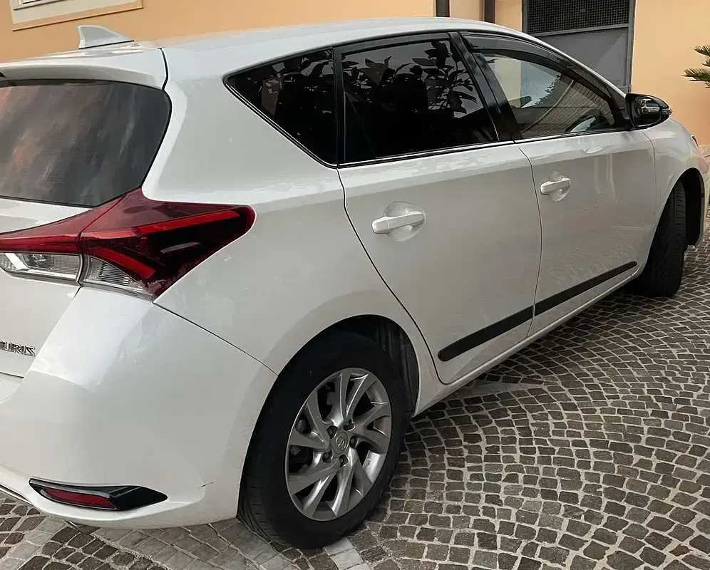 Usata Toyota Auris Active 112 CV (82 kW) 2016 Bianco Berlina