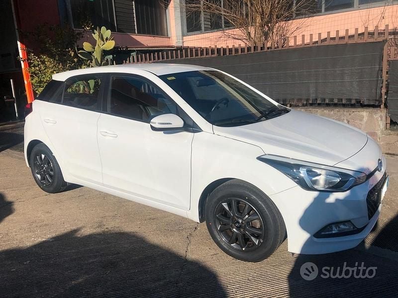 Usata Hyundai i20 Comfort 84 CV (61 kW) 2017 Bianco Berlina