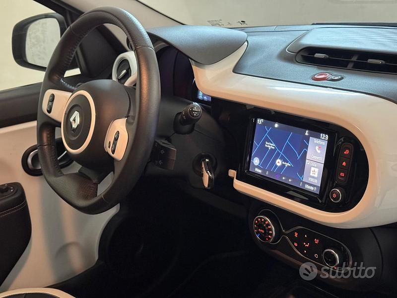 Usata Renault Twingo Urban Night 60 kW (82 CV) 2023 Nero Utilitaria