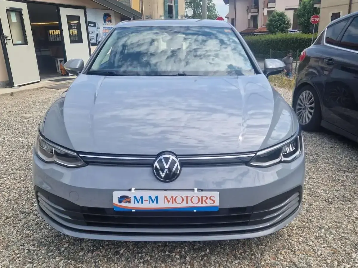 Usata VW Golf VIII Life 131 CV (96 kW) 2021 Grigio Berlina