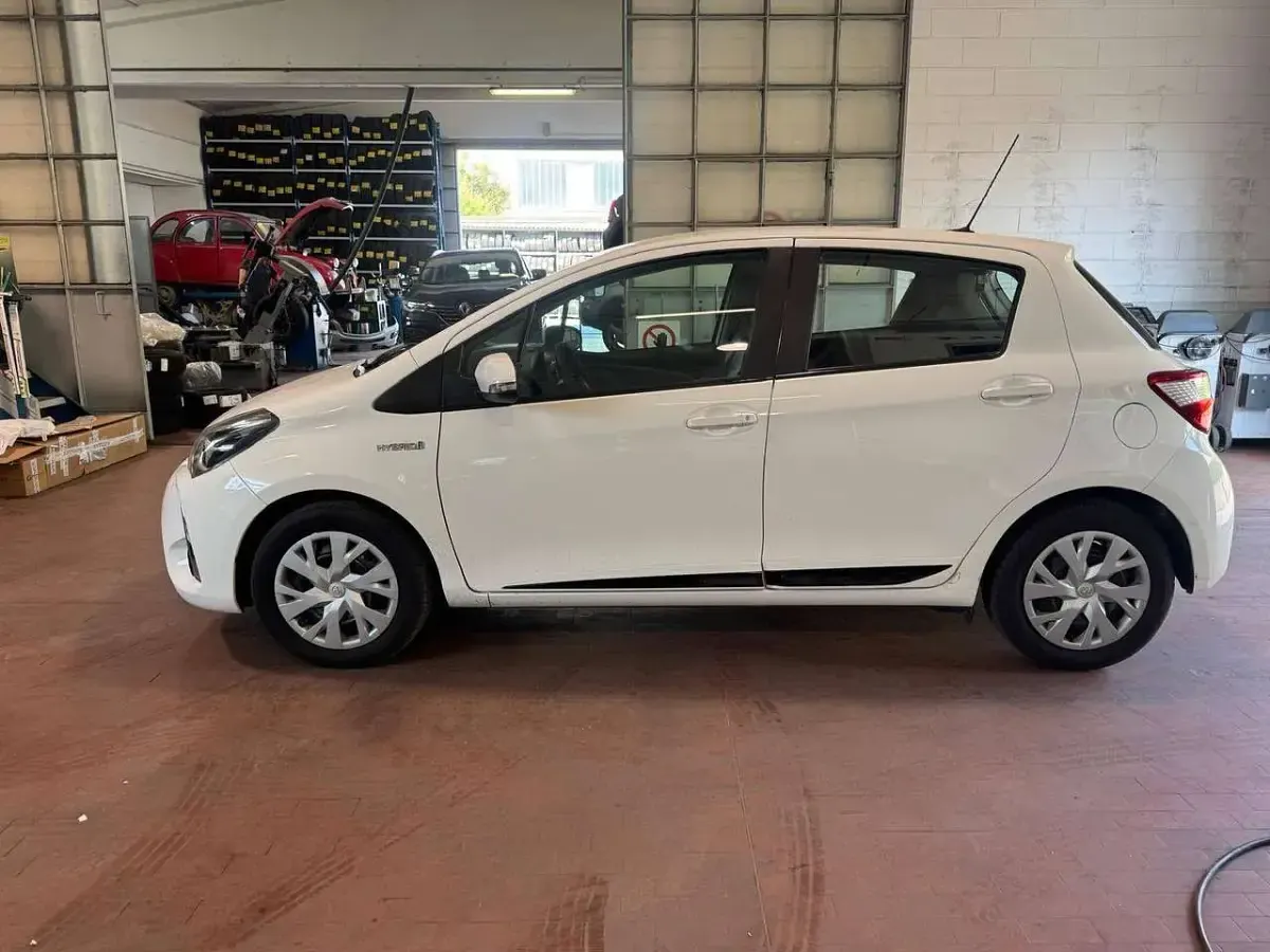 Usata Toyota Yaris Hybrid Active 73 CV (53 kW) 2020 Bianco Berlina