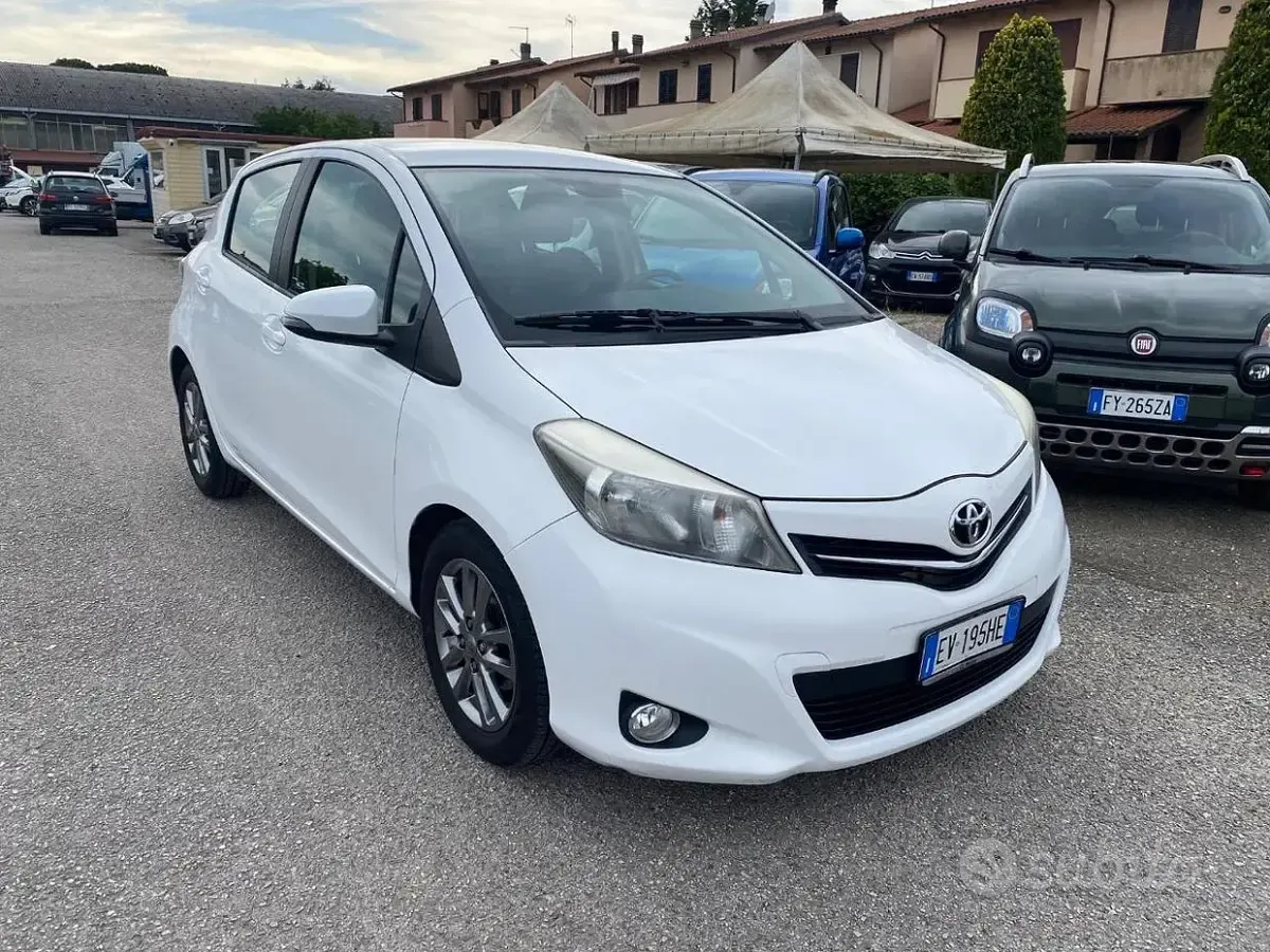 Usata Toyota Yaris Active 90 CV (66 kW) 2014 Bianco Utilitaria