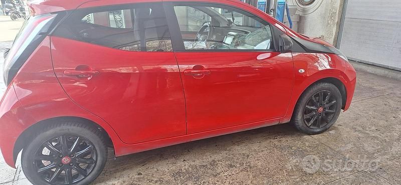 Usata Toyota Aygo 69 CV (50 kW) 2017 Rosso Utilitaria