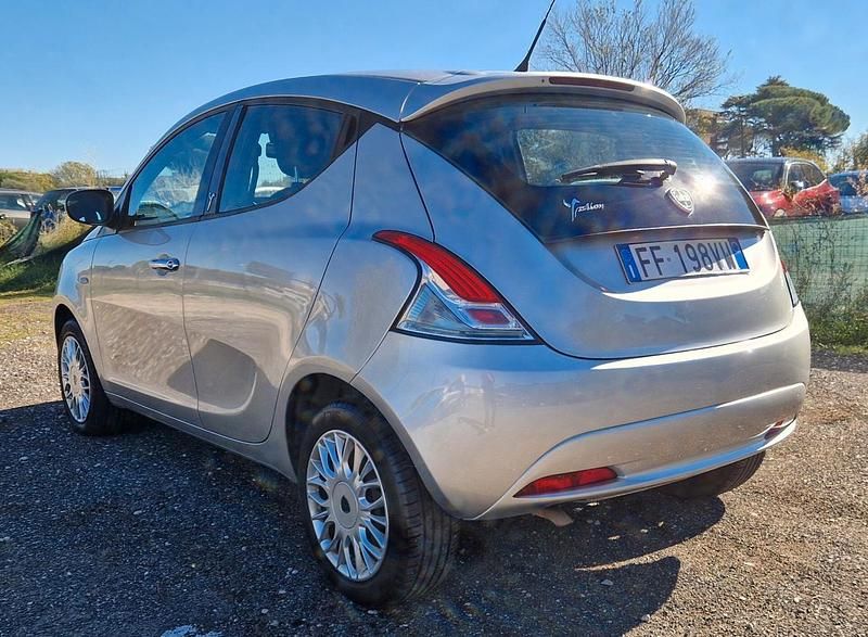 Usata Lancia Ypsilon Platinum 69 CV (50 kW) 2016 Argento Utilitaria