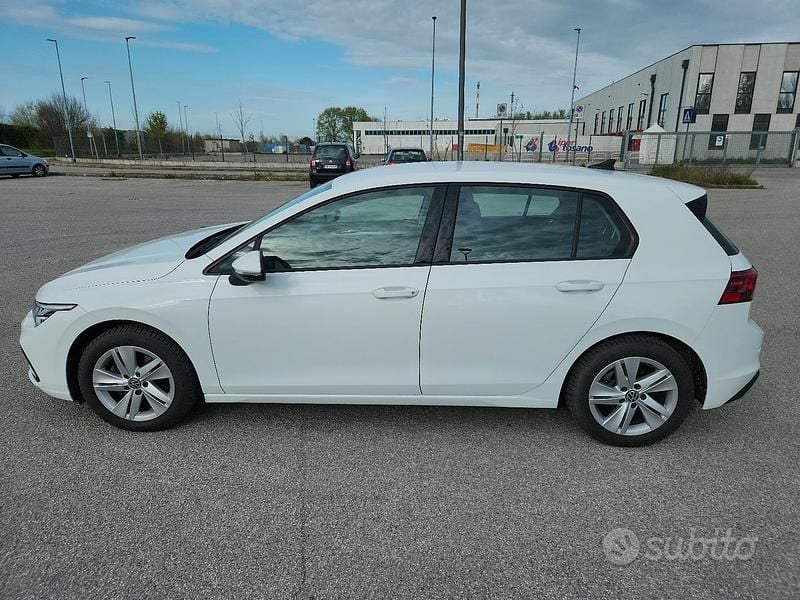 Usata VW Golf VIII Life 131 CV (96 kW) 2022 Bianco Berlina