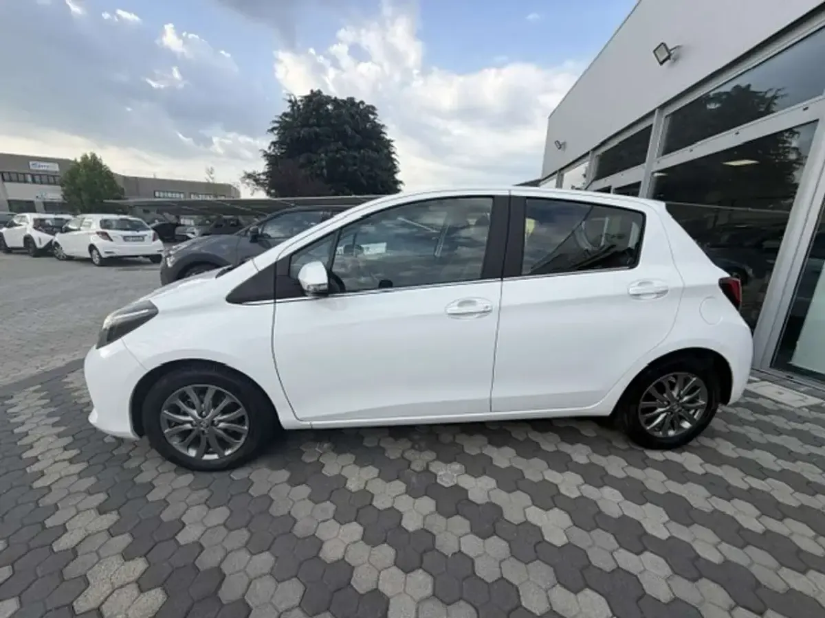 Usata Toyota Yaris Lounge 90 CV (66 kW) 2016 Bianco Berlina