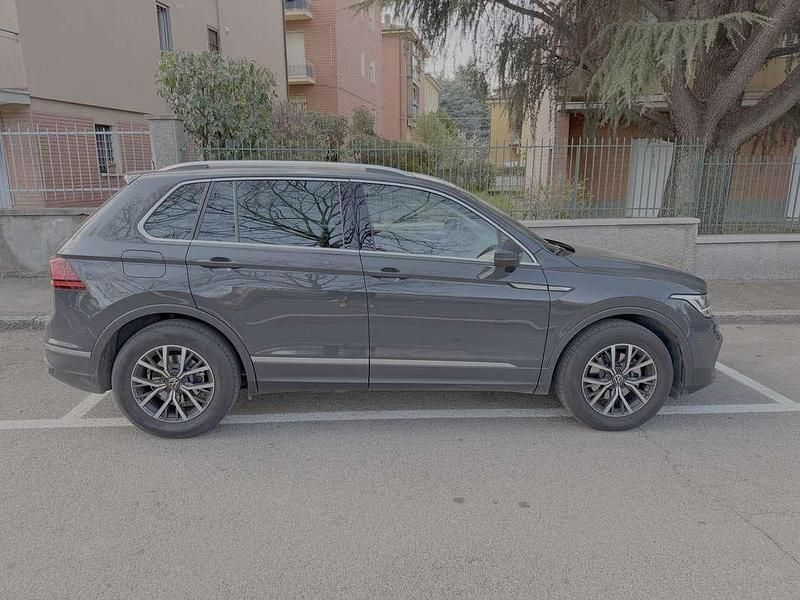 Usata VW Tiguan Life 131 CV (96 kW) 2023 Grigio SUV