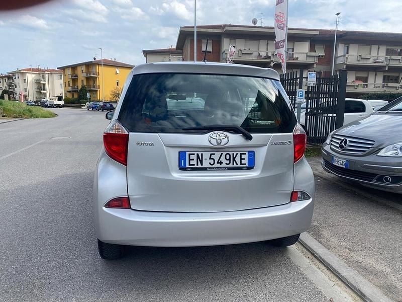 Usata Toyota Verso-S Active 99 CV (72 kW) 2012 Argento Monovolume