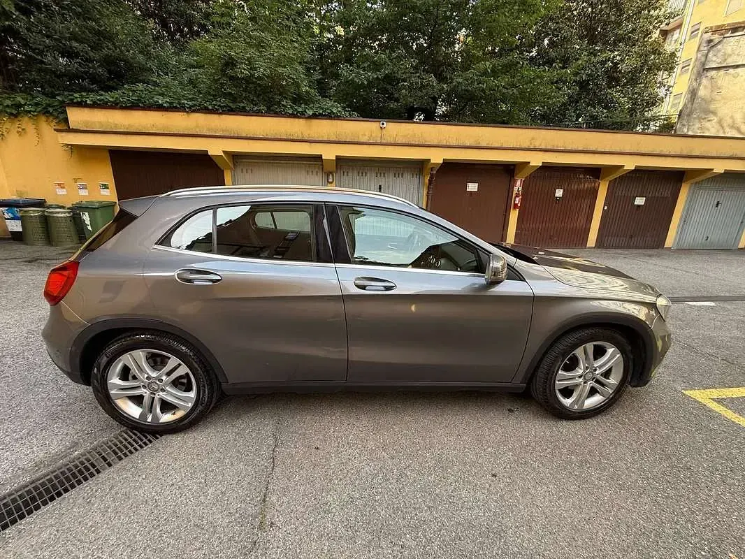 Usata Mercedes GLA200 156 CV (114 kW) 2014 Grigio SUV