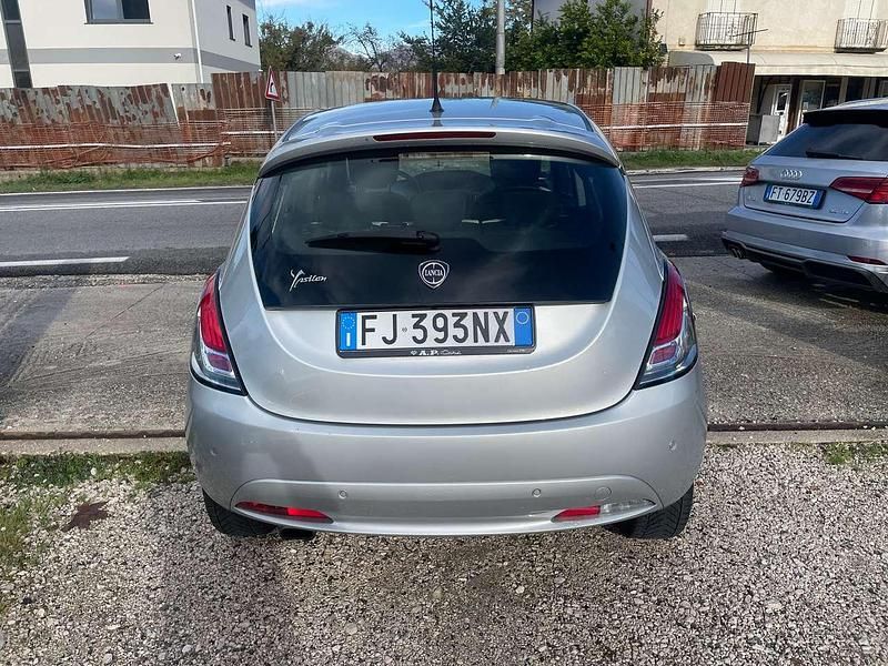 Usata Lancia Ypsilon Gold 69 CV (50 kW) 2017 Grigio Utilitaria