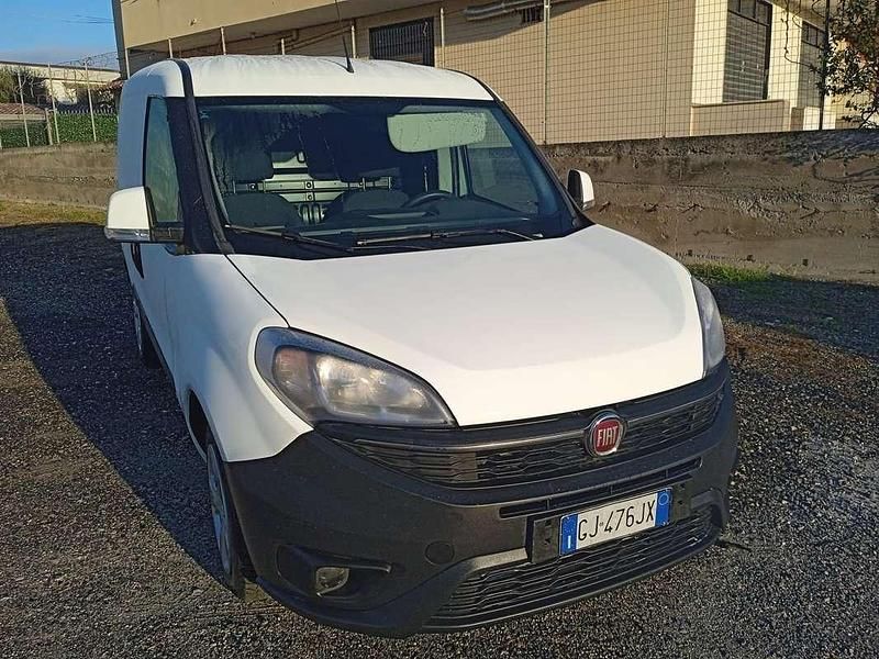 Usata Fiat Doblò 90 CV (66 kW) 2022 Bianco Monovolume