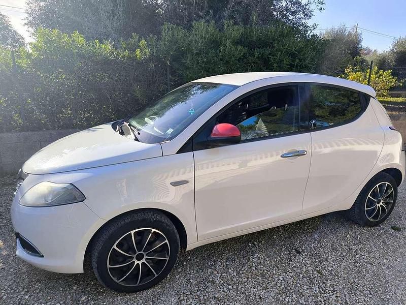 Usata Lancia Ypsilon Gold 95 CV (69 kW) 2012 Bianco Utilitaria