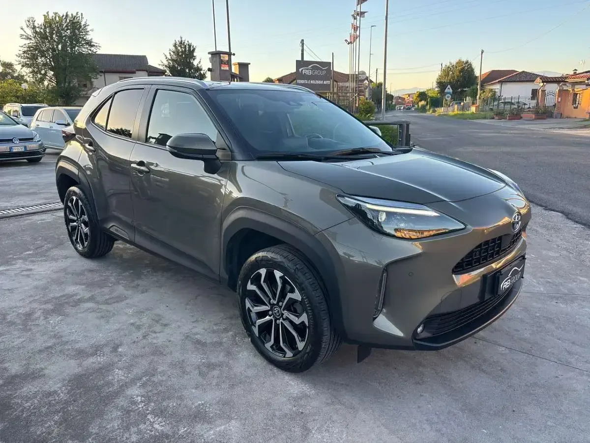 Begagnad Toyota Yaris Cross Trend 92 HK (67 kW) 2022 Grå SUV