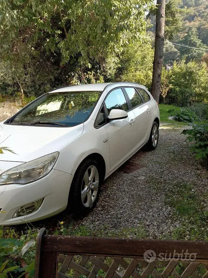 Usata Opel Astra 110 CV (80 kW) 2012 Bianco Station wagon