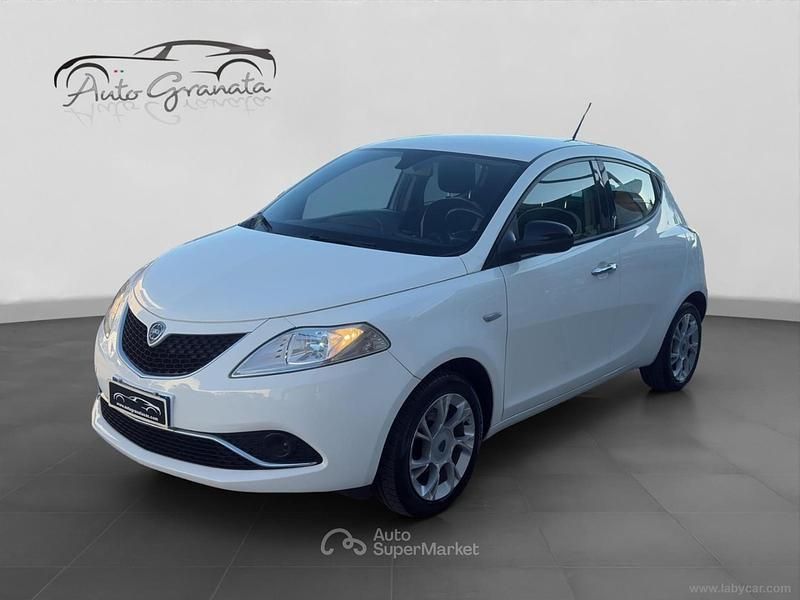 Usata Lancia Ypsilon Platinum 69 CV (50 kW) 2015 Bianco Utilitaria
