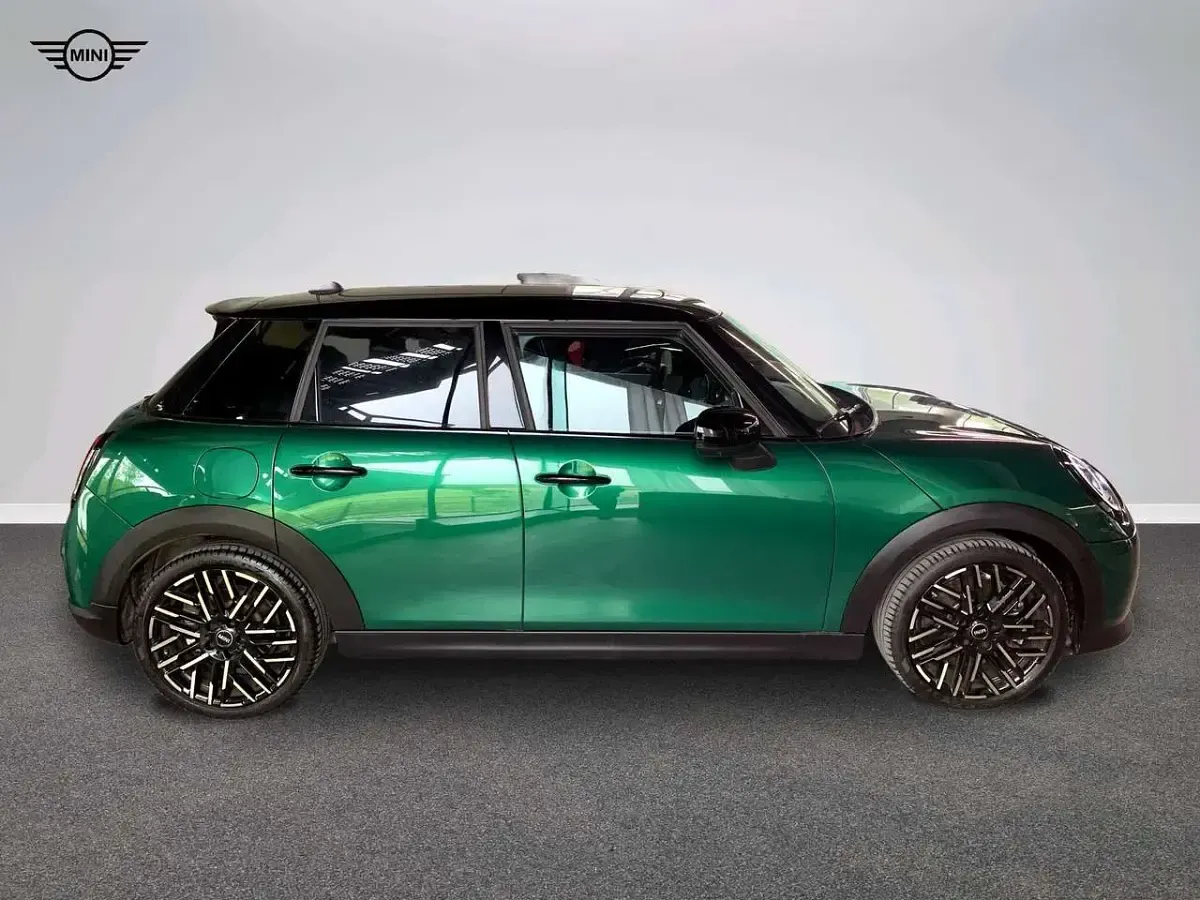 Usata Mini Cooper Favoured 150 kW (204 CV) 2025 Verde Utilitaria