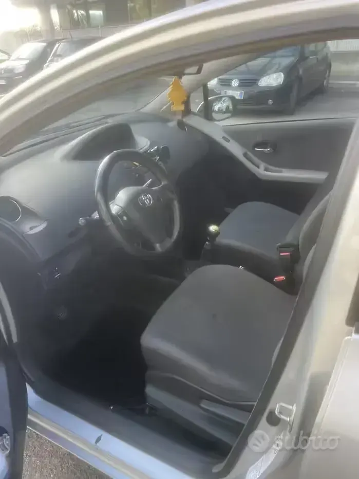 Usata Toyota Yaris 75 CV (55 kW) 2009 Grigio Utilitaria