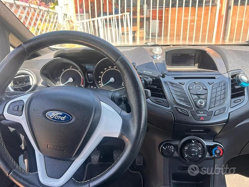 Usata Ford Fiesta 75 CV (55 kW) 2016 Bianco Utilitaria
