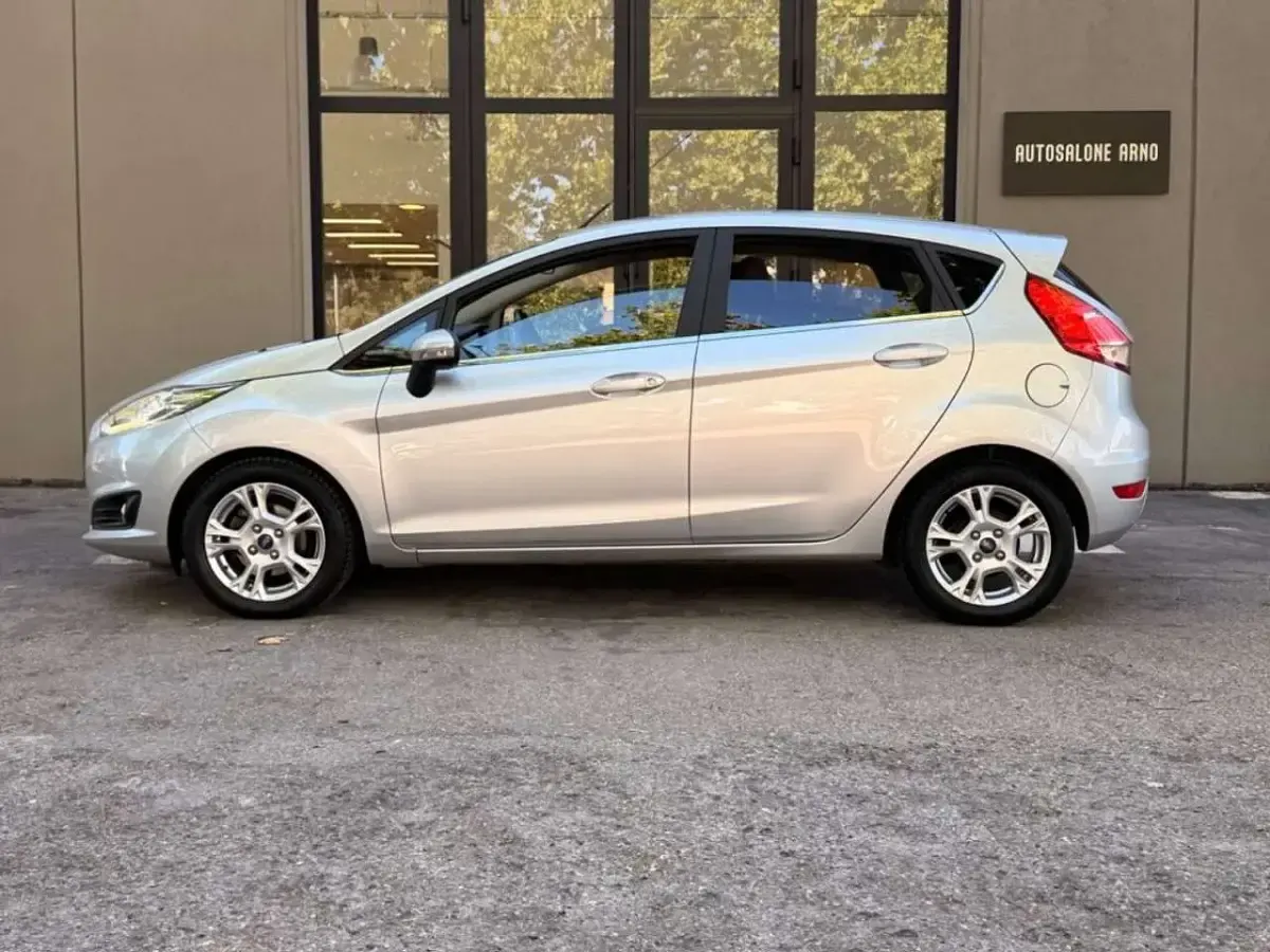 Usata Ford Fiesta Titanium 95 CV (69 kW) 2017 Argento Utilitaria