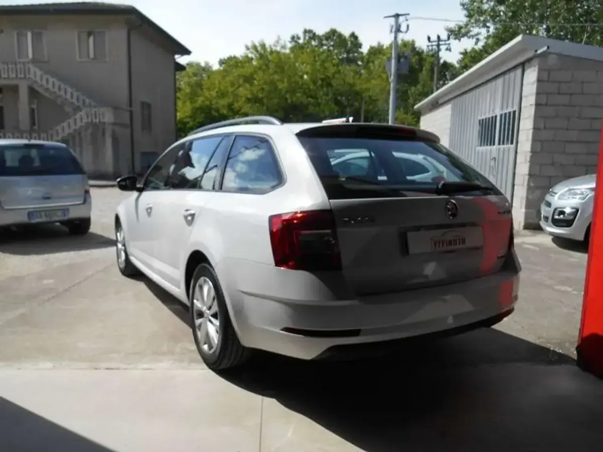 Begagnad Skoda Octavia G-TEC Executive 131 HK (96 kW) 2019 Vit Kombi
