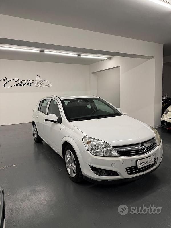 Bianco Usata 2010 Opel Astra Enjoy Tre volumi | 2900 € (Super prezzo) - Immagine 1/4