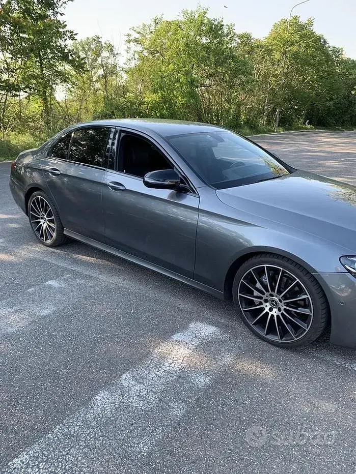 Usata Mercedes E220 AMG line 194 CV (142 kW) 2019 Grigio Berlina
