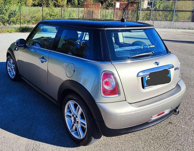Usata Mini Cooper D 111 CV (81 kW) 2010 Oro Utilitaria
