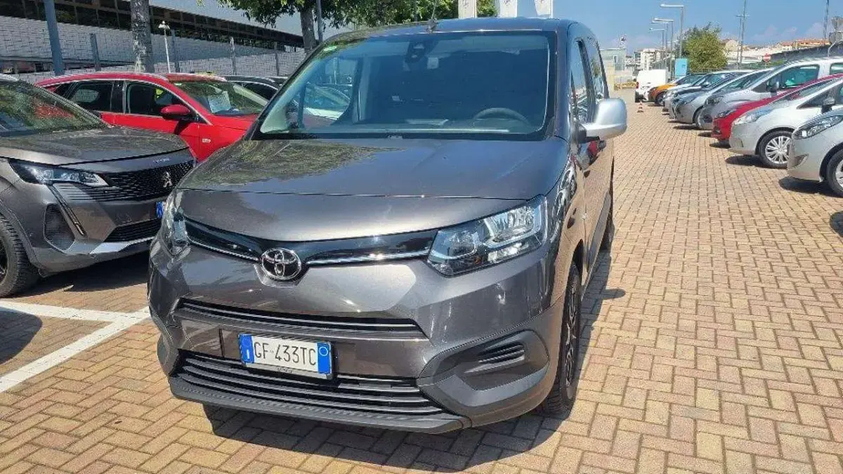 Usata Toyota Proace City City 131 CV (96 kW) 2021 Grigio scuro Monovolume