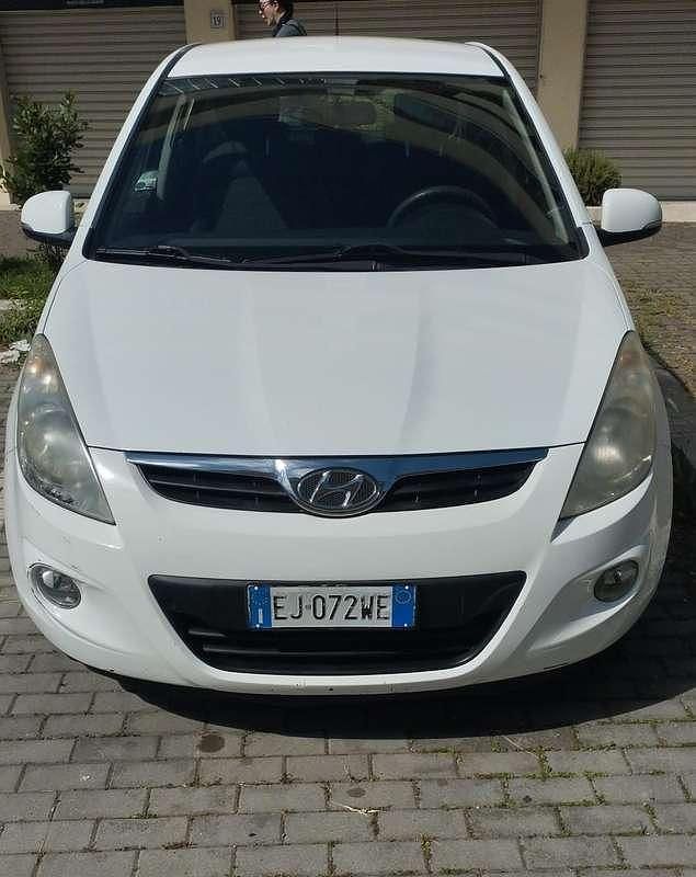 Usata Hyundai i20 Comfort 78 CV (57 kW) 2011 Bianco Utilitaria