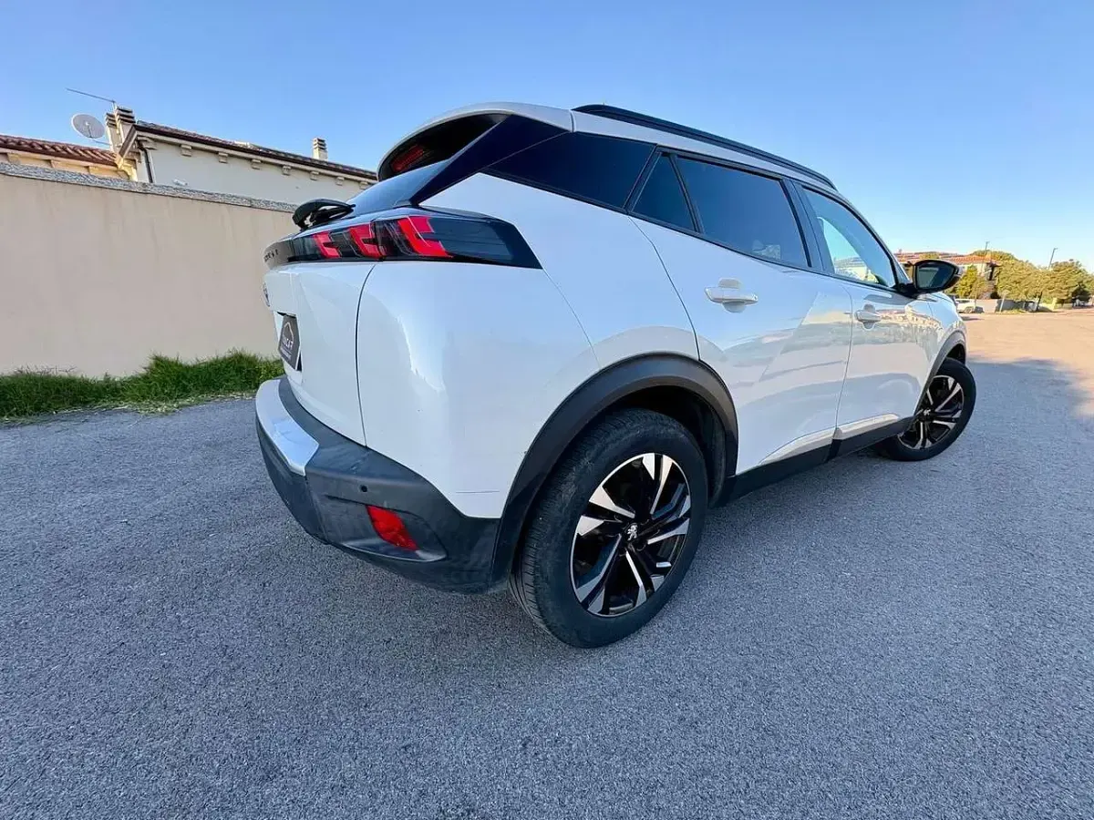 Usata Peugeot 2008 Allure 102 CV (75 kW) 2020 Bianco SUV