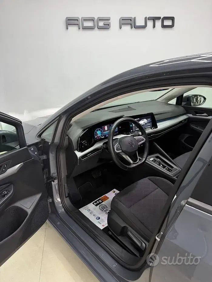 Usata VW Golf VIII Life 116 CV (85 kW) 2024 Grigio Berlina