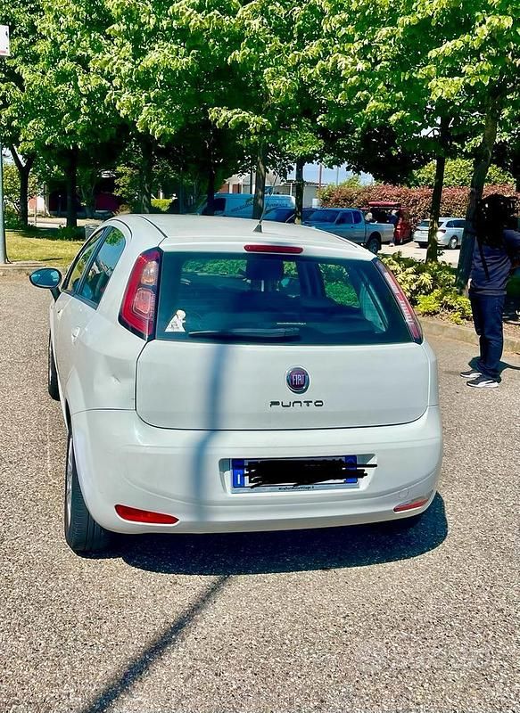 Usata Fiat Punto 77 CV (56 kW) 2012 Bianco Utilitaria
