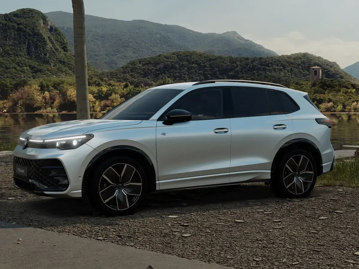 Nuova VW Tiguan R-line Plus 150 CV (110 kW) 2026 Dolomite silver metallizzato SUV