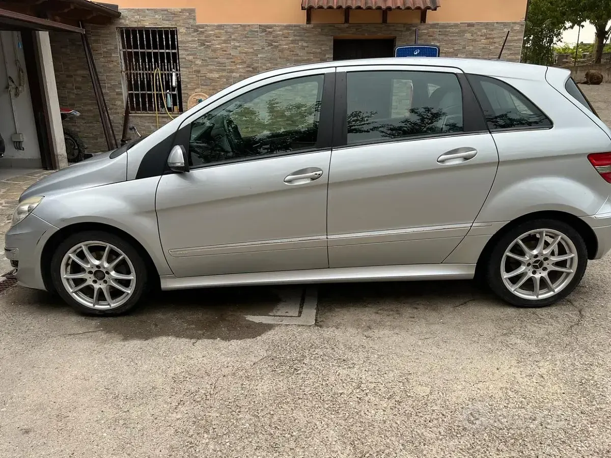 Usata Mercedes B200 140 CV (102 kW) 2009 Grigio Monovolume