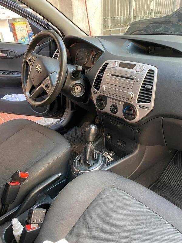 Usata Hyundai i20 Comfort 100 CV (73 kW) 2011 Nero Berlina